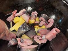 -小火炕铁锅炖鱼