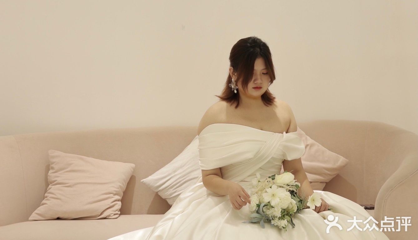 - 还试了一套缎面的、一套一字肩珠钻款！都好好看！