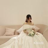 - 还试了一套缎面的、一套一字肩珠钻款！都好好看！