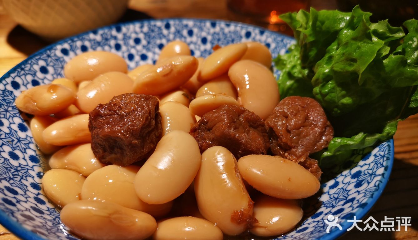 话梅蚕豆味道确实不错。人挺多的，有卡座