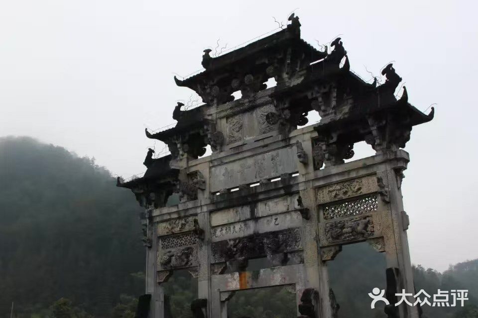 晚上有静谧的奶茶店也有嗨到爆的酒吧，看自己的选择咯