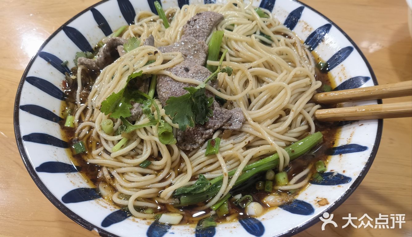 一碗小面开启新的一天，小面加猪肝！