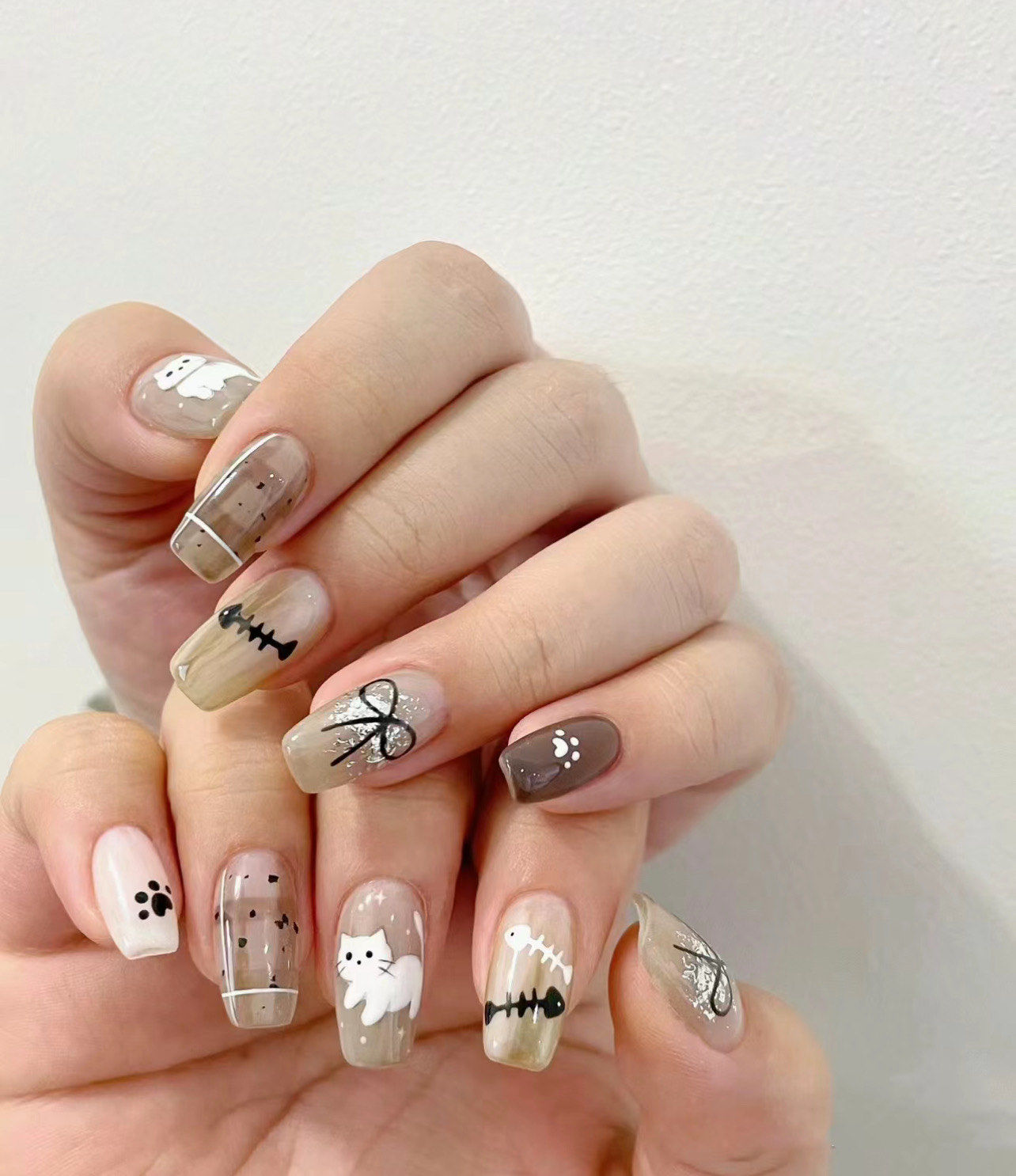 手绘猫猫蝴蝶结美甲