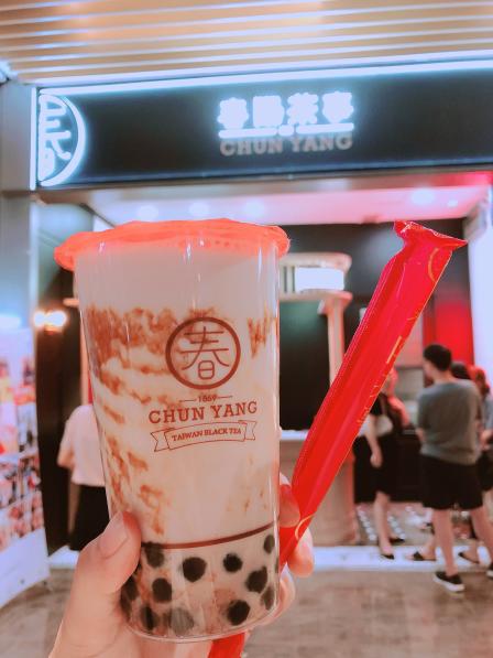 台湾明星店,终于开在乐堤港啦, 点了时下最火的黑糖奶茶,拿到手里很
