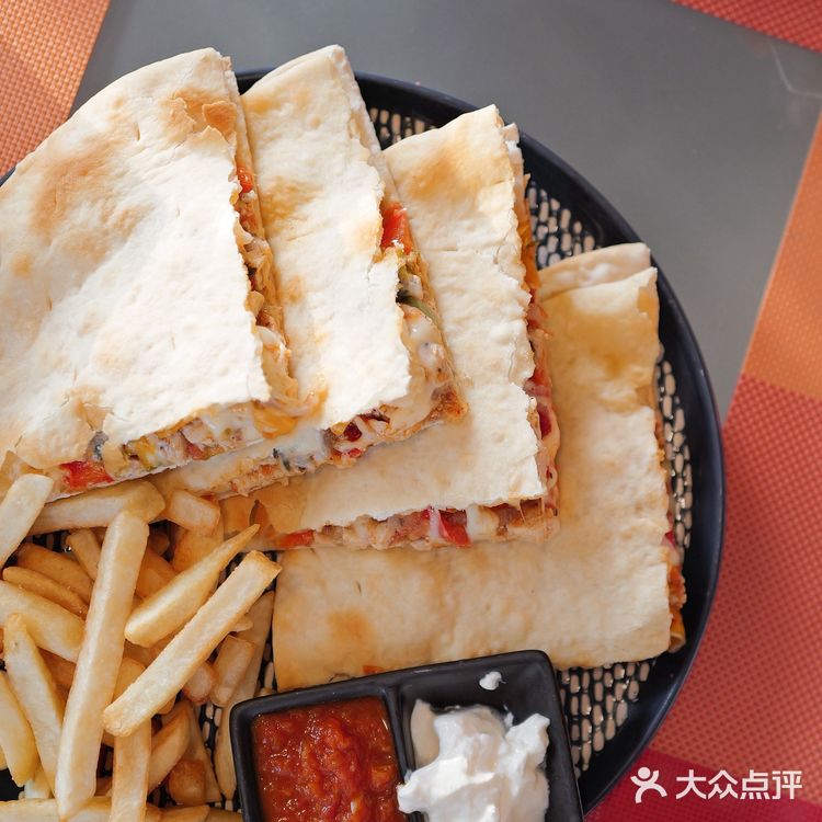 吃烤饼等日落。