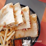 吃烤饼等日落。