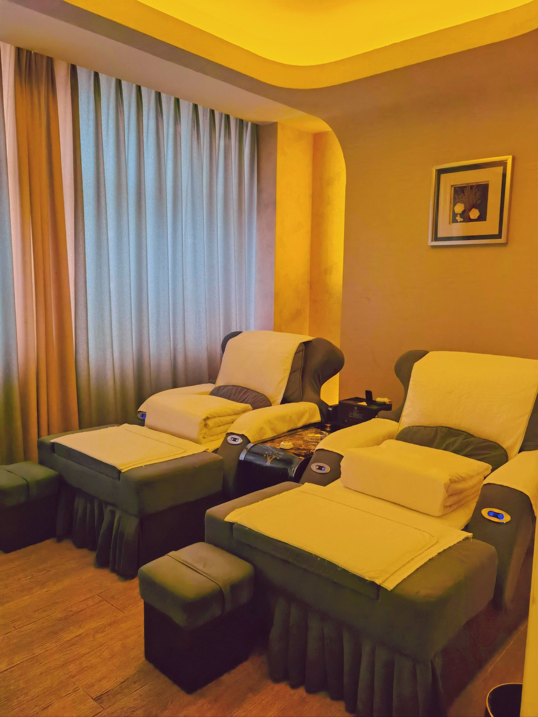 房间干净整洁,灯光柔和,让人一进去就感觉很惬意