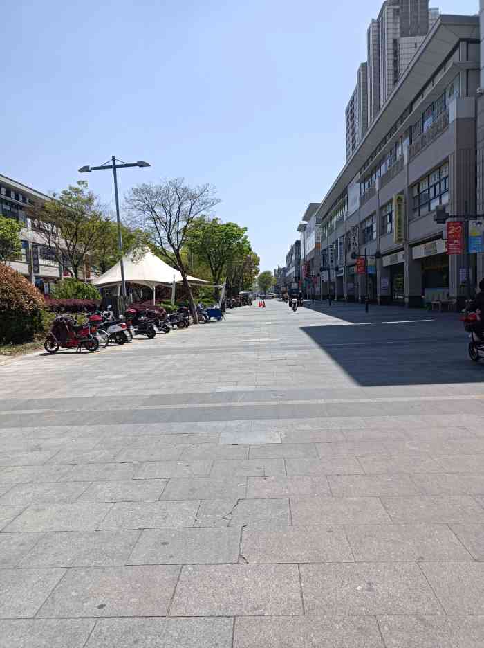 梅川路步行街-"开车来的,路标真是乱七八糟的真光路梅川.