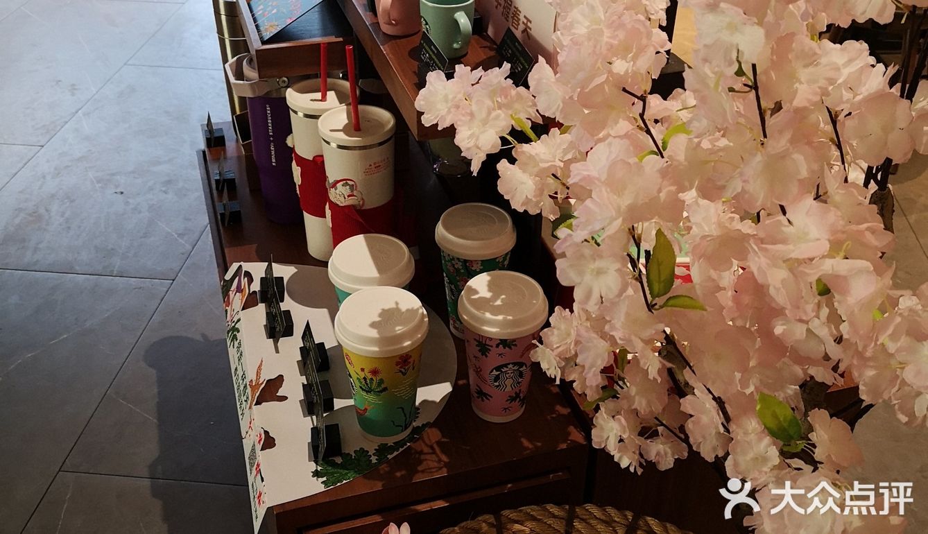 春天的到来，星巴克里也遍插着樱花了！