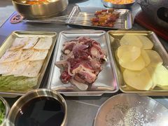 -围炉肉舍•炭烤活鳗•丹东海鲜烤肉(步行街店)