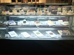 面包甜点陈列柜-大堂吧(大连金石滩绿发希尔顿度假酒店)