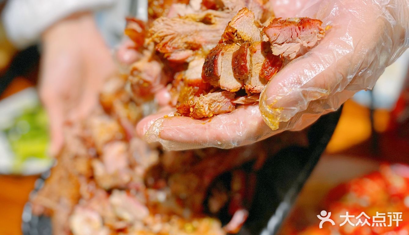 来一口是外皮酥脆,而且羊肉鲜嫩!是我喜欢的味道!