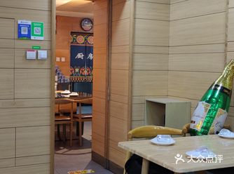 家楼下新开的新疆烧烤在宣庆街上临近黄河路是个半地下