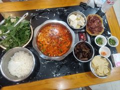 -黄利砖万峰林布依特色酸笋牛肉馆
