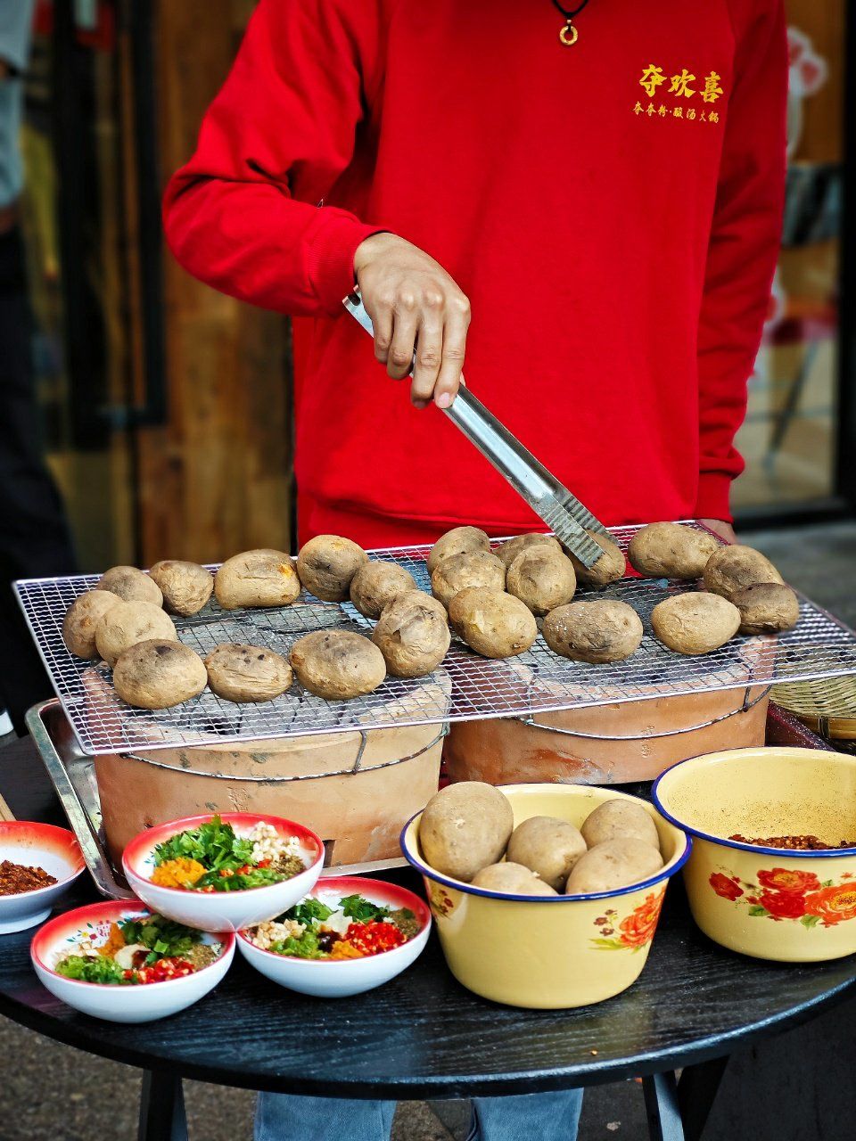 贵州烤洋芋,摆在街头,走过路过,来一个