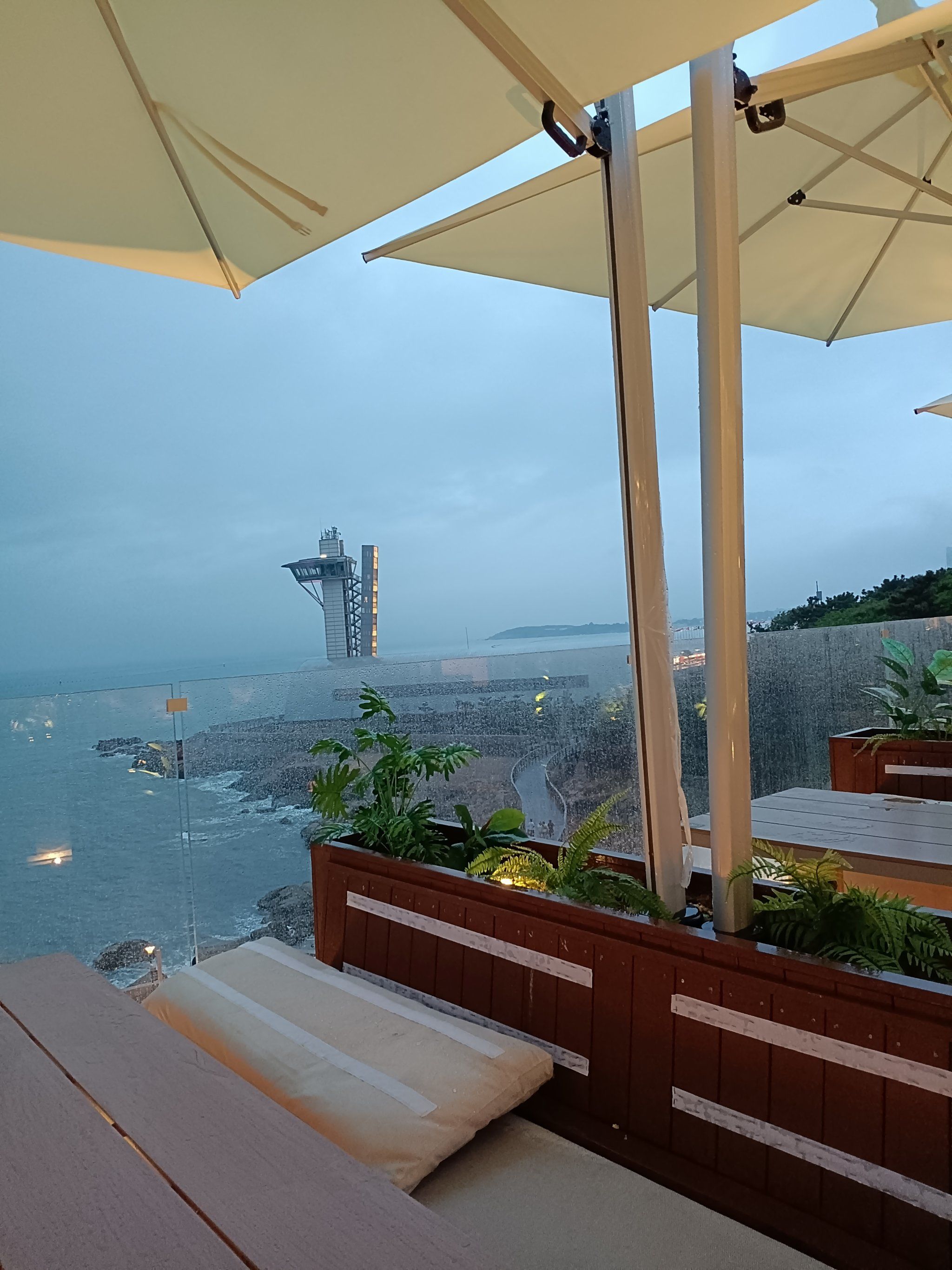 海边的咖啡厅,是海洋与陆地的浪漫邂逅.在