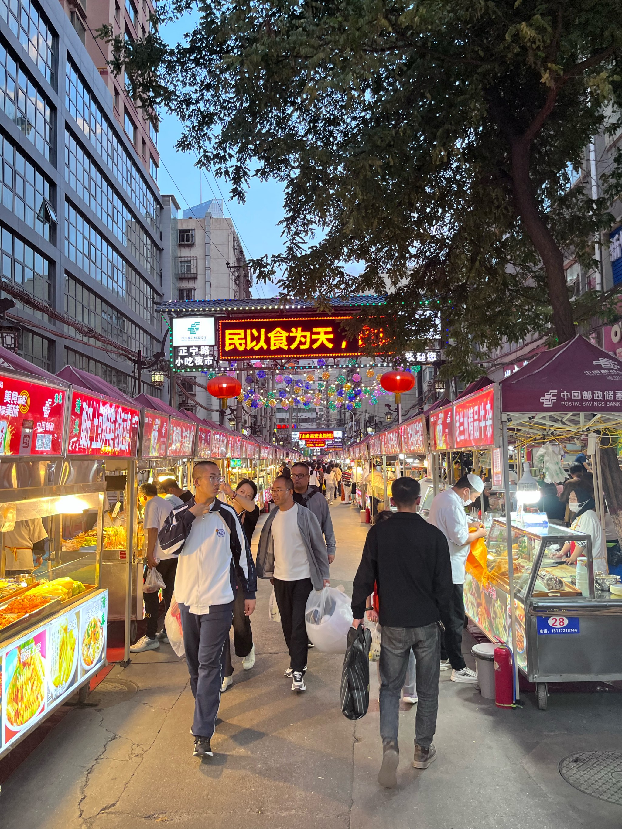 正宁路小吃夜市地铁图片