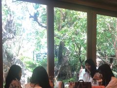 -Chom Cafe and Restaurant