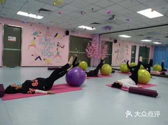 今天上午的孕期主题瑜伽课是： 大球运动