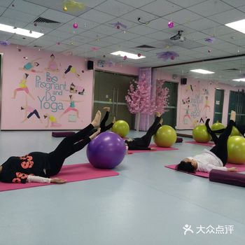 今天上午的孕期主题瑜伽课是: 大球运动