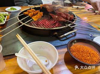 #  夏夜的风裹着炭火气扑面而来，巷子深处亮着"梁山