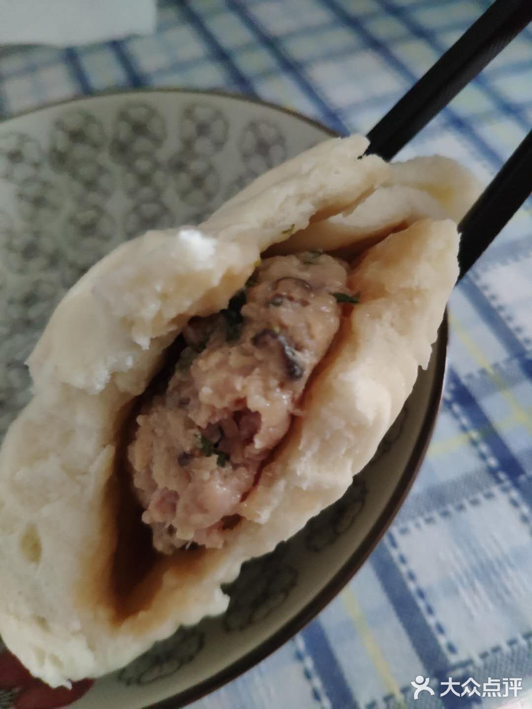 结果某天看到店员拿出一袋速冻包子在往蒸箱里面夹进去