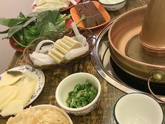 -洞庭洲·防空洞火锅·烧烤·铜锅涮肉(新百广场店)