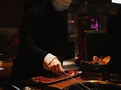 老板娘帮忙烤肉-虎哥六韩式烤肉料理 TIGERGRILL(隆生金山湖中心购物广场店)