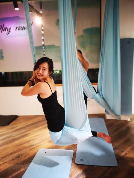 空中瑜伽老师人美身材赞,小课教学可以每个人都顾及到.