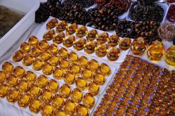 这元宝是玻璃做的-东海水晶大集