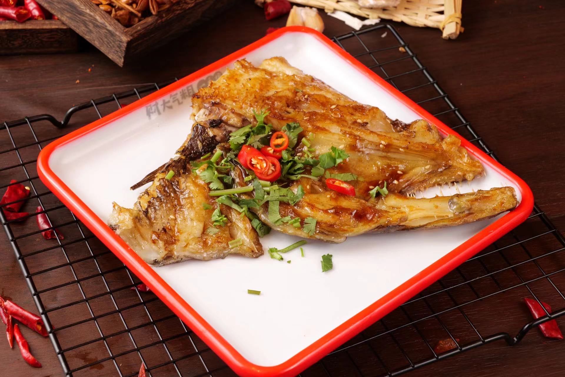 牙签串好吃,入味吃着方便,碟鱼头更是美味