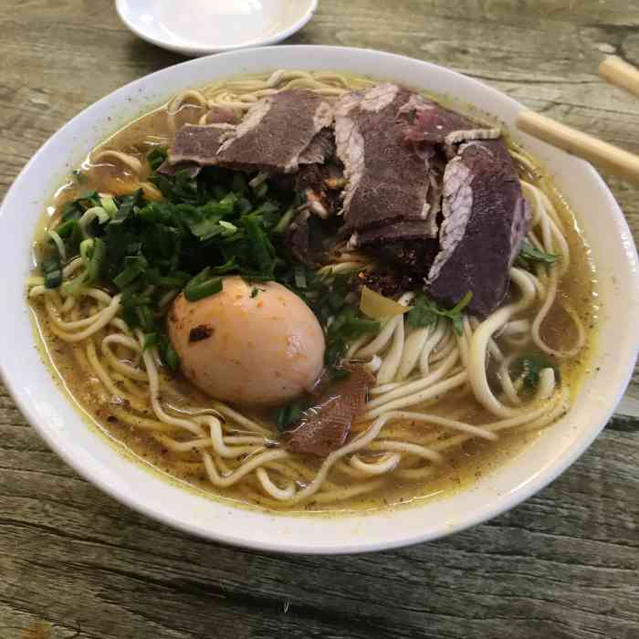 李记拉面板面-"就在我们单位对面的底商里,平时夏天的时候.