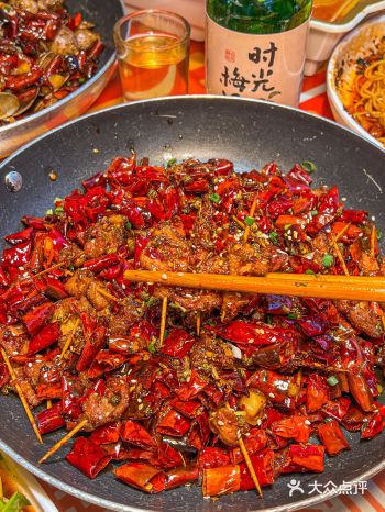 这家深夜大排档真的又麻又辣牙签肉绝了️