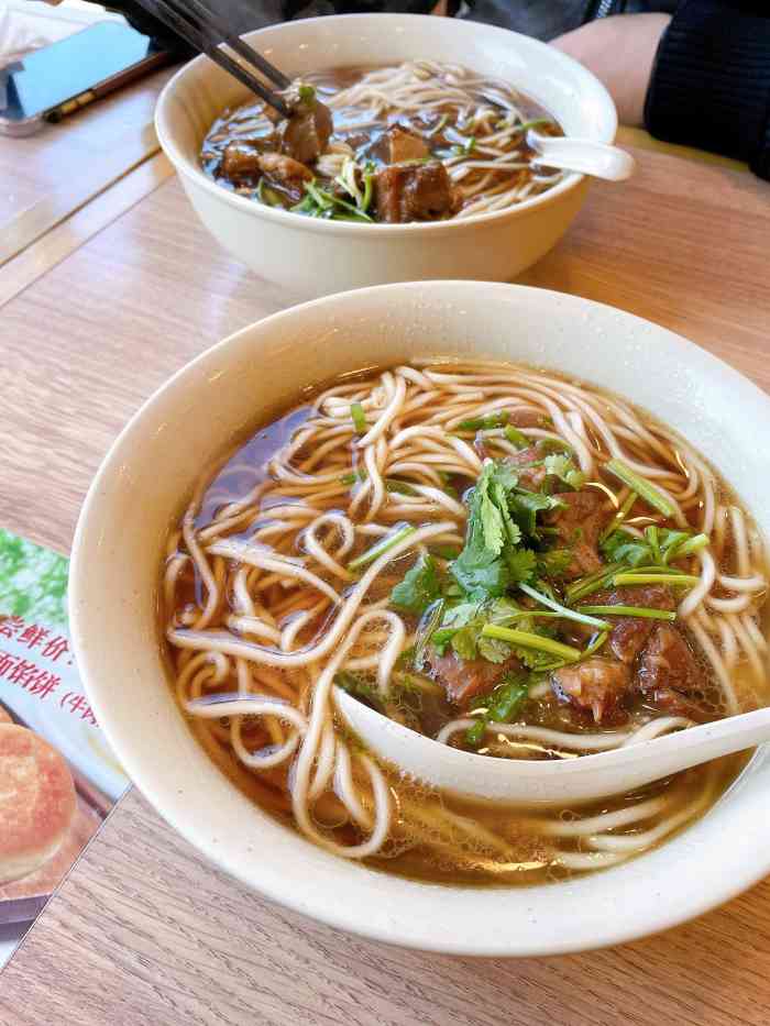 李先生牛肉面(学府路店)-"[环境]位置非常好找,就在原来华联那个楼.