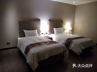 酒店附近很热闹，有好多小吃