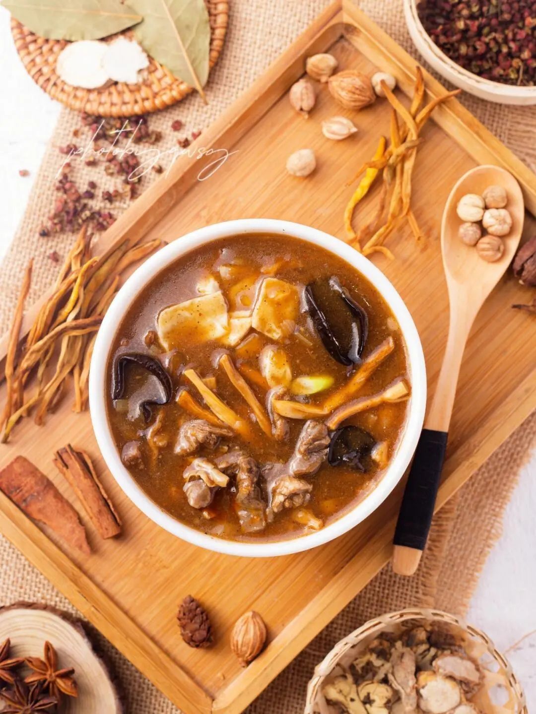 胡辣汤是一道极具特色的传统汤类美食,尤其在河南等地广受欢迎