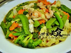 泰式热菜主食-炒海鲜配什锦蔬菜-昆明中心皇冠假日酒店