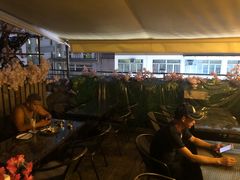 -layback cafe & bar