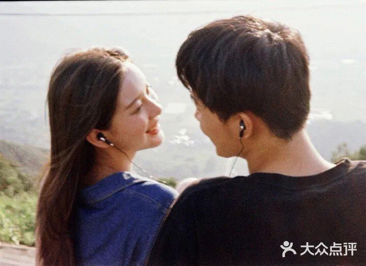 [亲亲]希望我们老了，还可以牵手漫步逛故里[拥抱]