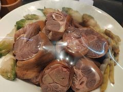 -帅巴人舅母子腊蹄民俗村