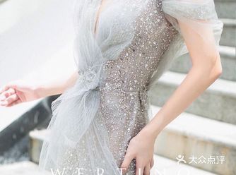 鱼尾裙本身就是非常凸现女性的优雅线条 恰到好处的裁剪