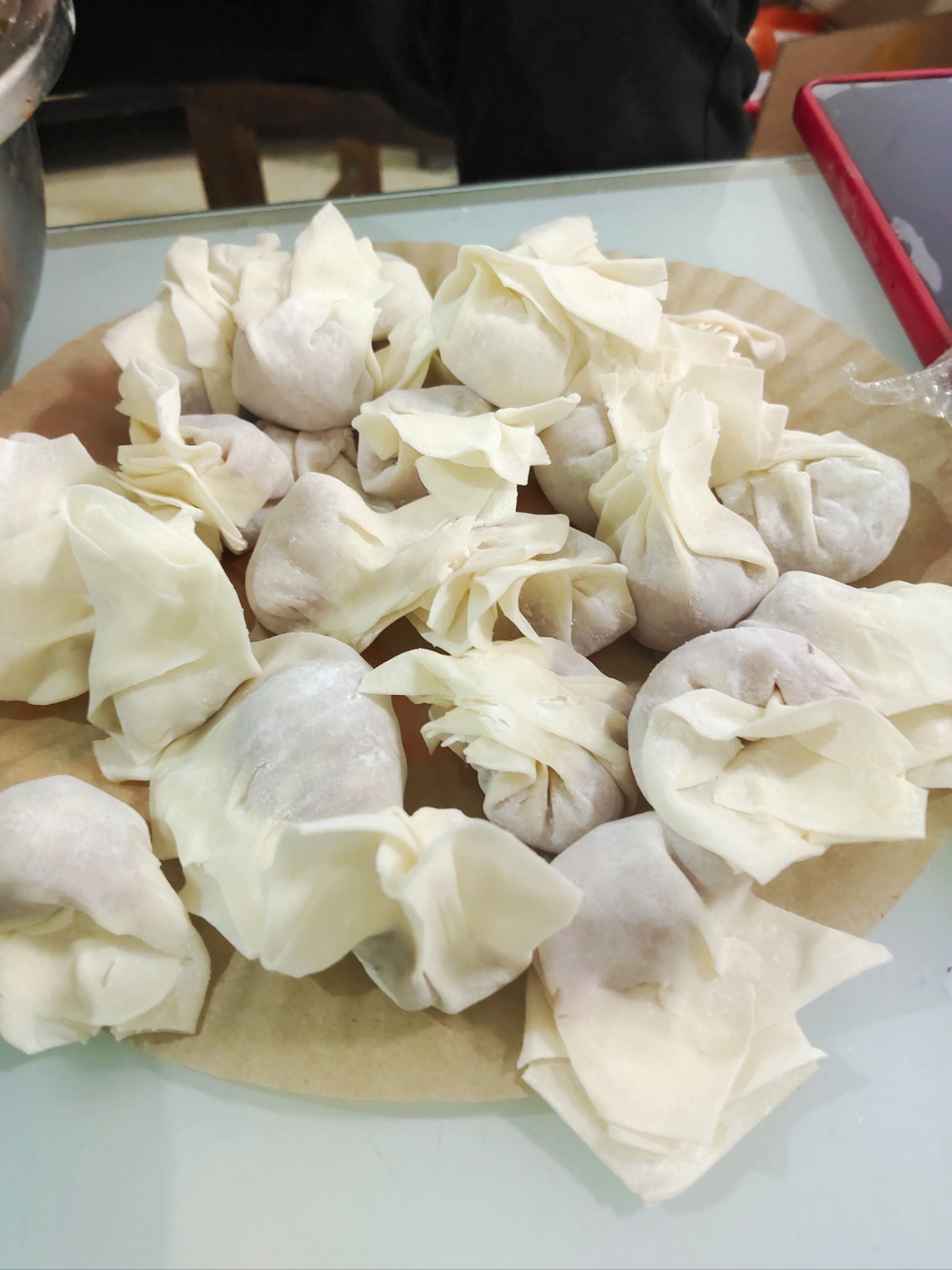 摊上新鲜出炉的馄饨