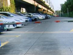 -佘山地铁站-停车场