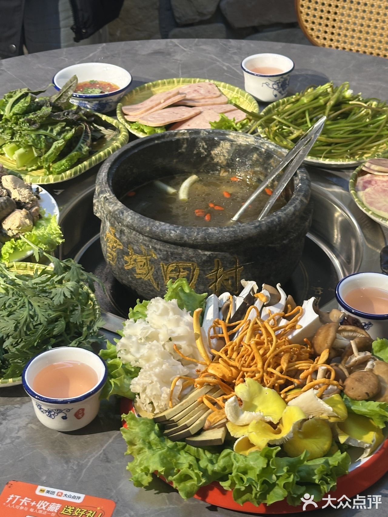 田村野生菌石锅鸡!鲜到跺脚!!