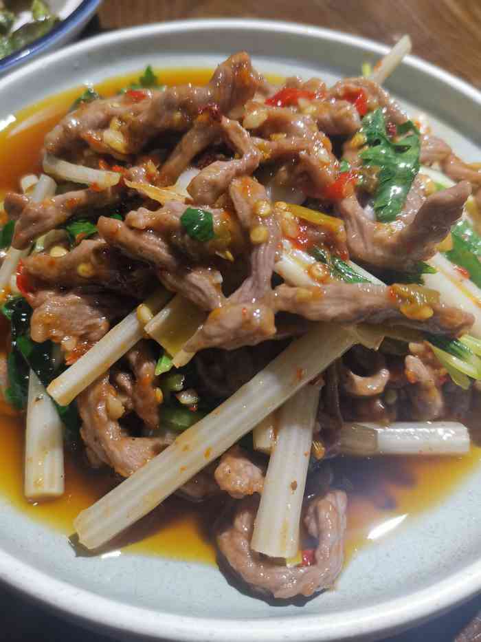 这家新店的环境很不错比较有田园风格小菜味道很爽口哦服务也不错