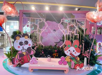 上周六我去星悦汇吃晚饭，看到一楼中庭有展览