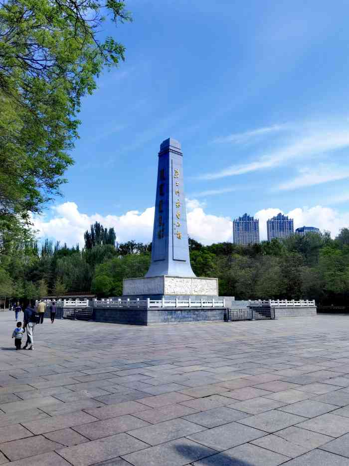 青城公园纪念碑图片