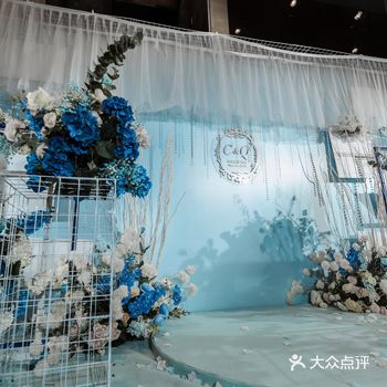 中午时分，整个城市景色更加夺目，在灯光的映照下