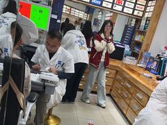 -豪门视光·星趣控·蔡司依视路眼镜代理商(中央大街店)