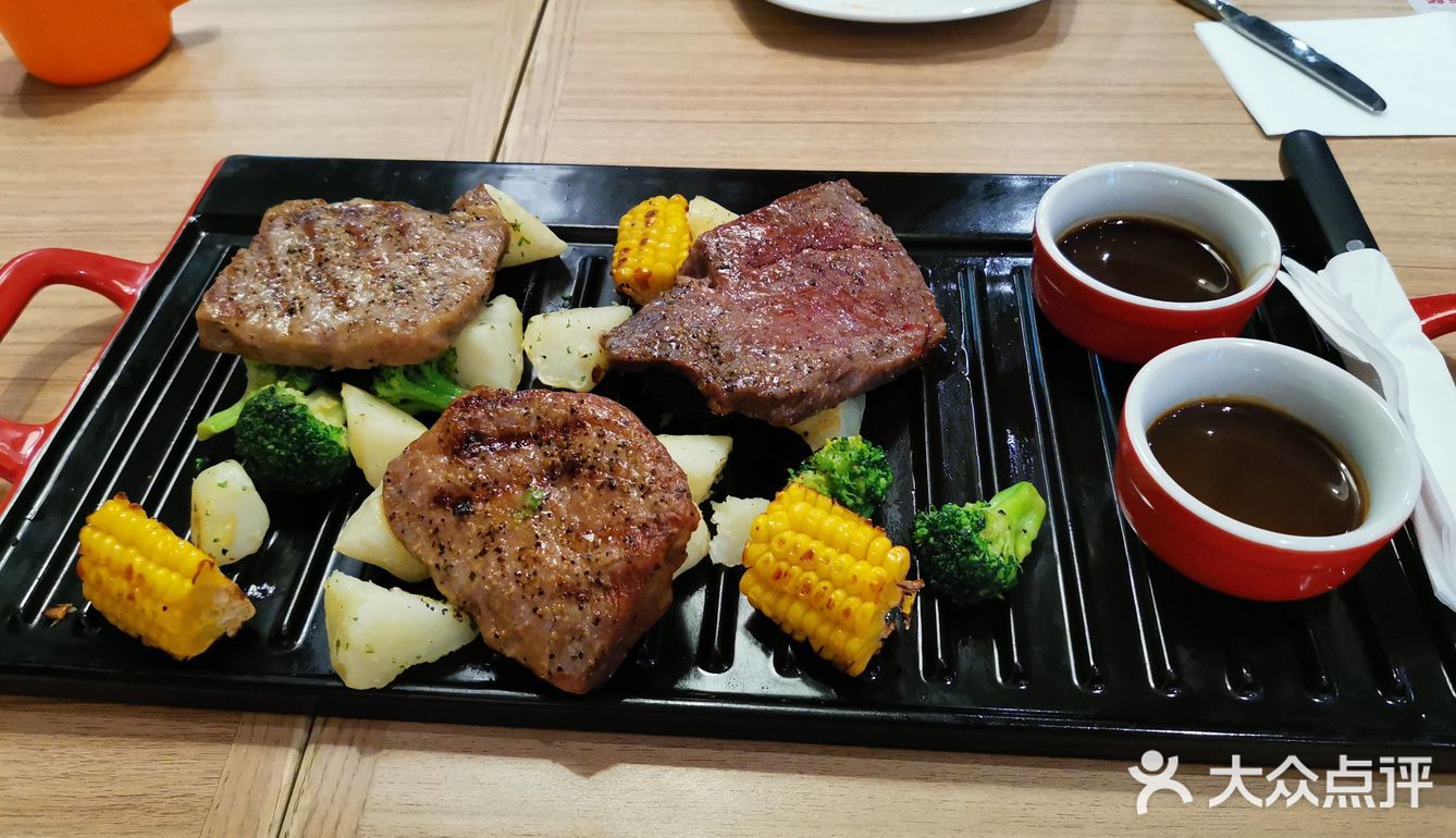 牛排口感也挺还吃的，烤土豆、玉米都很美味